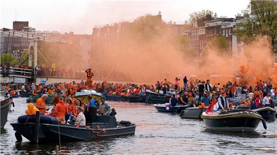 In Amsterdam wird am „Koningsdag“ der Geburtstag des niederländischen Königs Willem-Alexander gefeiert. 