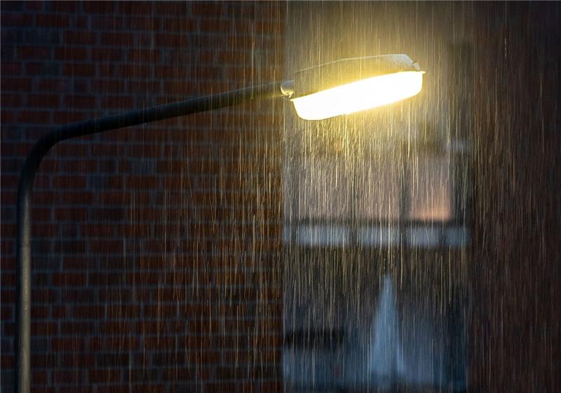 In Apensen wird die Beleuchtung im Baugebiet westlich Neukloster Straße in den Straßen Langer Kamp und Botterblom zwischen 23 und 4 Uhr abgeschaltet sowie auch die 15 Straßenlampen an der Ortsumgehung (OKES). Foto: dpa (Symbolbild)