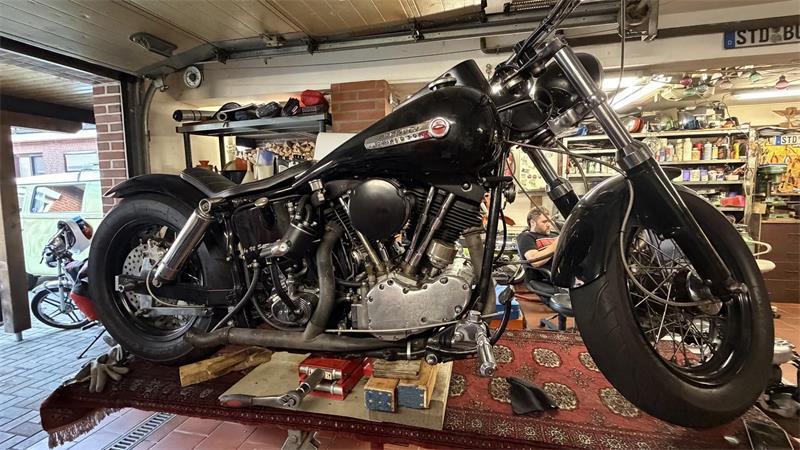 Von Ami-Schlitten bis Zündapp: Apenser Clique fährt auf Oldtimer ab In Arbeit: Die alte Harley Davidson in der Garage in Apensen muss noch repariert werden.