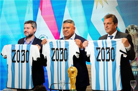 In Argentinien freuen sich die mächtigen Männer des argentinischen Fußballs über die Vergabe der WM 2030.