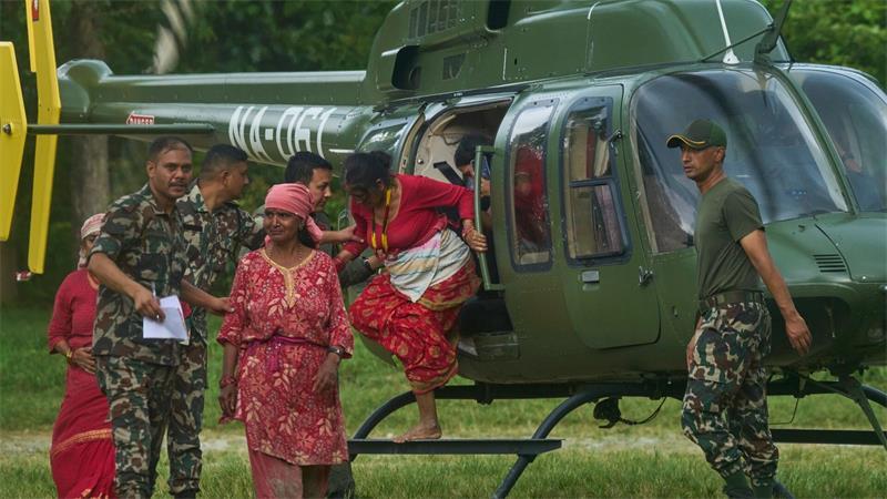 Deutsche Familie in Nepal gerettet: „Wir wären gestorben“ In Armeecamps starten und landen dauernd Rettungshubschrauber.