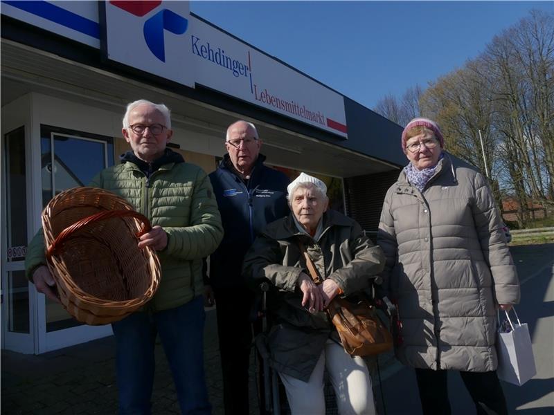 In Assel kann der Einkaufskorb nicht gefüllt werden - der einzige Lebensmittelmarkt hat nach dem Brand im Sommer weiterhin geschlossen. Für Senioren, die nicht mehr so mobil sind, ist das Einkaufen sehr beschwerlich. Im Bild (von links): Ra