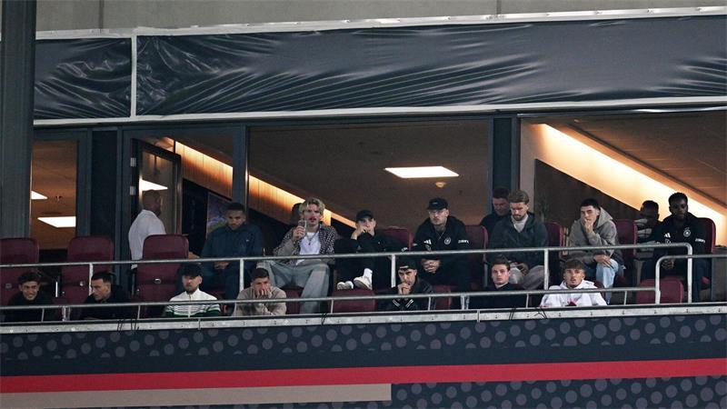 In Augsburg schaute der zweite Kader noch von der Tribüne aus zu.  
