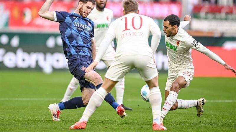 Schlotterbeck ganz spät: FC Augsburg bezwingt Heidenheim In Augsburg wurde verbissen um den Ball gekämpft.