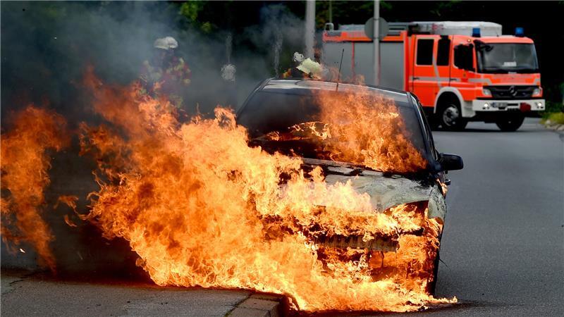 In Bad Bederkesa habe Unbekannte offenbar einen Wagen und zwei Häuser angezündet. (Symbolbild)