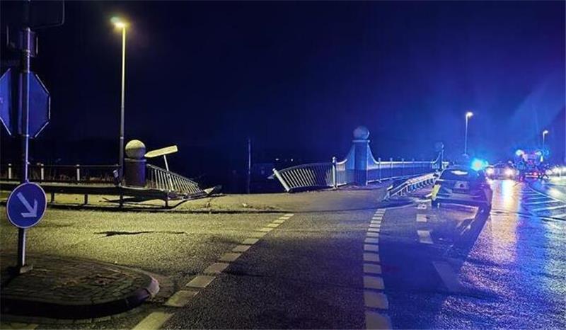 Audi kracht durch Brückengeländer und landet auf Bahngleisen In Bad Zwischenahn hat ein Auto das Brückengeländer durchbrochen. Der Fahrer wurde verletzt ins Krankenhaus gebracht.