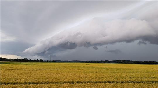 In Baden-Württemberg formiert sich am Abend nordwestlich von Memmingen eine Unwetterzelle.