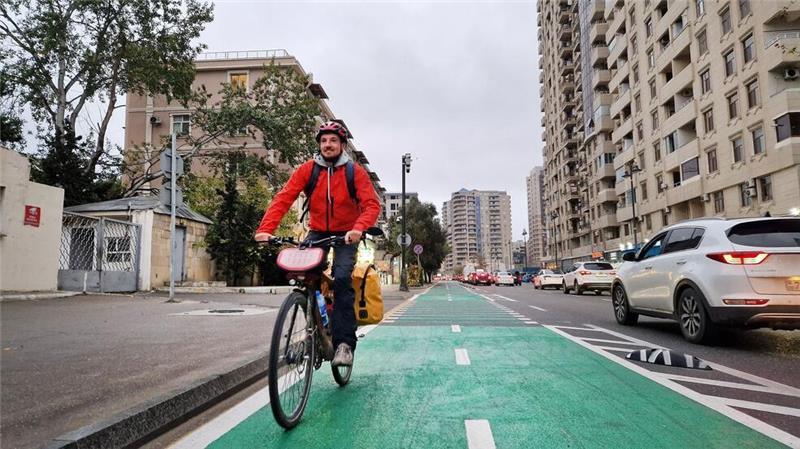 In Baku eher selten: gut ausgebaute Radwege.