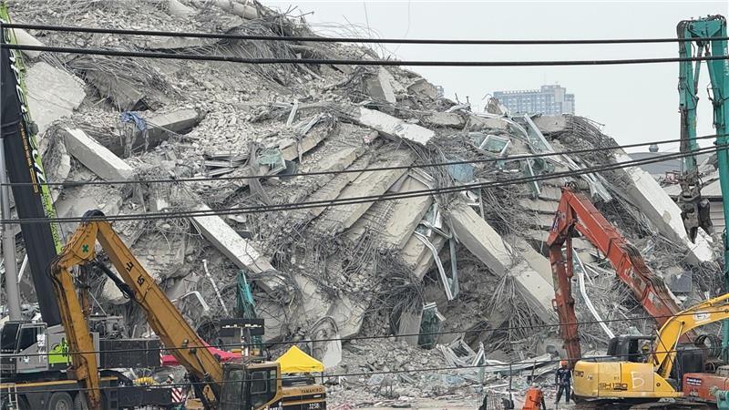 Ein Jahr danach: Myanmar ringt weiter mit Folgen des Bebens In Bangkok stürzte der Rohbau eines Hochhauses ein und begrub mehr als 90 Menschen in den Trümmern. (Archivbild)