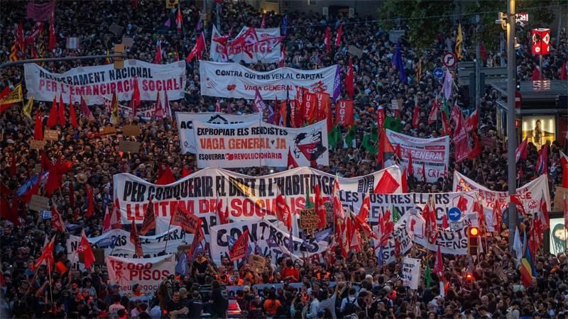 In Barcelona haben zahlreiche Menschen gegen Wohnungsnot demonstriert.