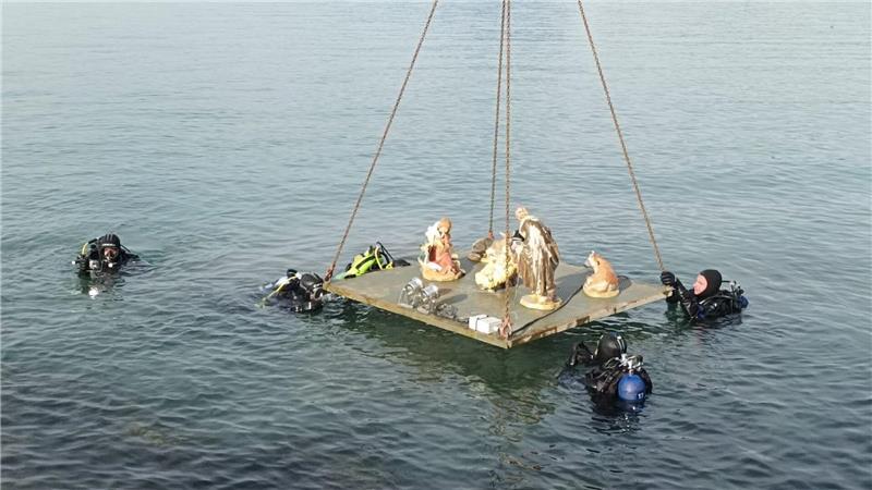 Krippen in Italien: Von Gin bis Maradona alles dabei In Bardolino versenken Taucher eine Unterwasserkrippe. (Handout)