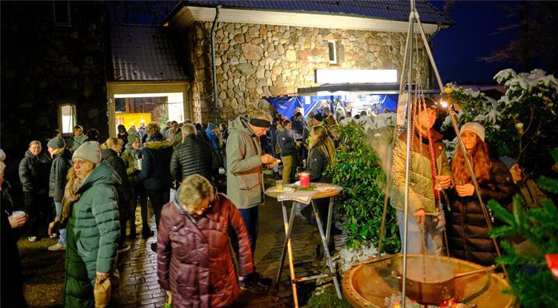 Adventsmärkte und Night-Shopping: Geschenk-Suche in Harsefeld startet In Bargstedt gibt es an der Kirche am Sonntag viel zu entdecken. Bis zum Gemeindehaus herunter werden Kunsthandwerk und selbst gemachte Geschenke verkauft.
