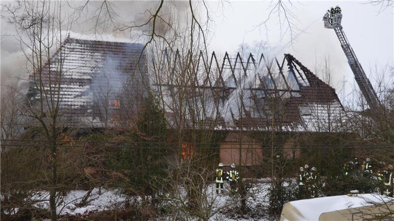 In Basdahl ist am Mittwochnachmittag ein großes Wohnhaus in Brand geraten. Das Gebäude konnte nicht mehr gerettet werden.
