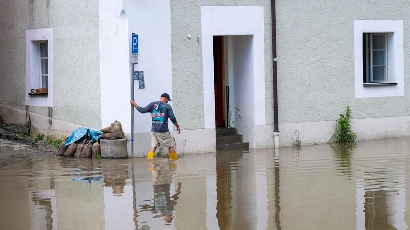 In Bayern herrscht nach heftigen Regenfällen vielerorts weiter Land unter.