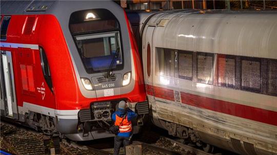 In Bayern sind ein ICE und ein Regionalzug kollidiert, aber nicht entgleist.