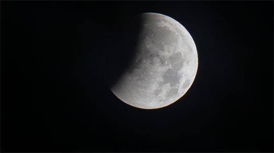 In Bayern war der Beginn der partiellen Mondfinsternis teils gut zu sehen. 
