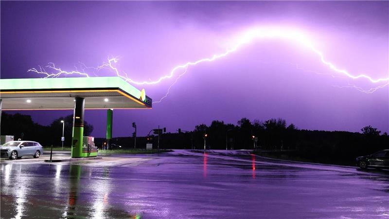 In Bayern waren zunächst keine Verletzten und größere Schäden bekannt. 