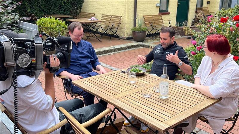 „Mein Lokal, Dein Lokal“: In Otterndorf wird es ganz schön salzig In Begleitung des Kamerateams gibt Sternekoch Ali Güngörmüs (Mitte) Max und Jasmin Feedback zu ihrem Brennnesselrisotto.