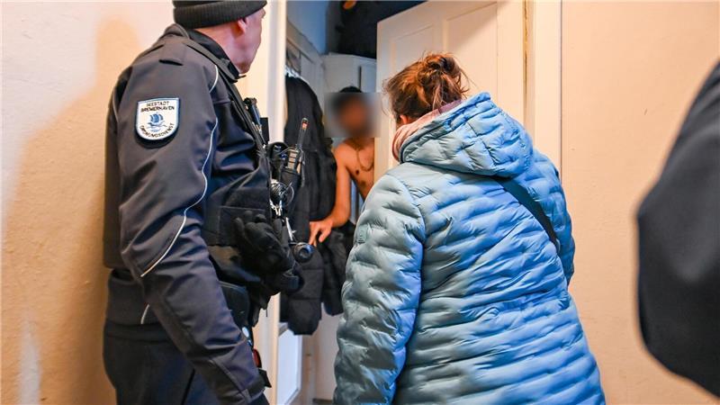 In Begleitung von Ordnungsamt (Foto), Polizei, Wohnungsaufsicht und weiteren Behörden klingelt die Vertreterin des Bauordnungsamts an den Wohnungstüren. Meist werden diese schnell wieder geschlossen.