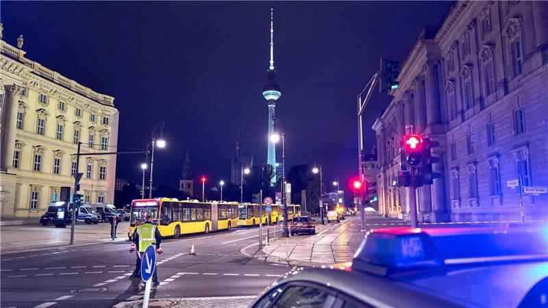 In Berlin-Mitte ist der Bereich um den Fundort einer Brandbombe abgesperrt worden. 