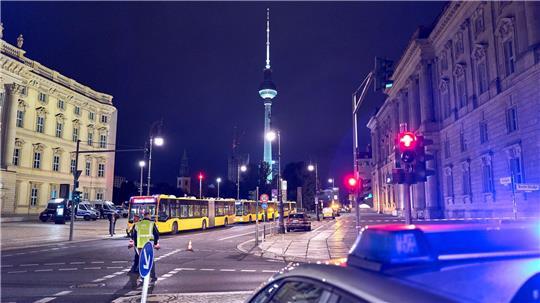 In Berlin-Mitte ist der Bereich um den Fundort einer Brandbombe abgesperrt worden. 