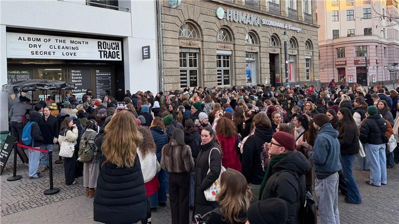 In Berlin-Neukölln standen Fans von Harry Styles Schlange, um seine neue Single zu hören. (Archivbild)