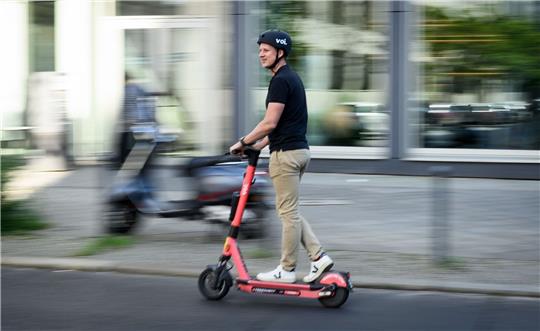 In Berlin erlaubt, in Paris hat die Stadtverwaltung E-Scooter grundsätzlich verboten.
