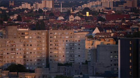 In Berlin fehlen Wohnungen und nicht nur dort. Doch kann das Land Wohnungskonzerne zwingen, sie abzugeben? Und könnte der Bund das Land daran hindern? (Archivbild)