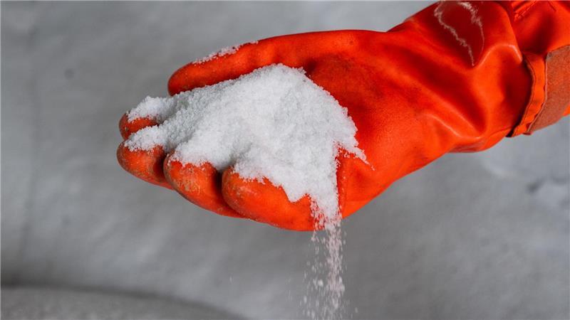 In Berlin ist der Einsatz von Streusalz auf Straßen erlaubt, nicht jedoch auf Gehwegen. 