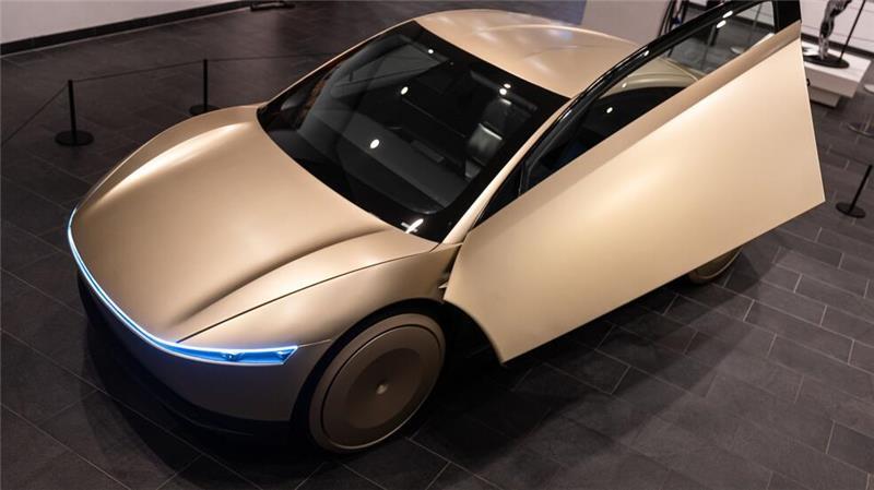 In Berlin kann man einen Prototyp des Tesla „Cybercab“ sehen. 