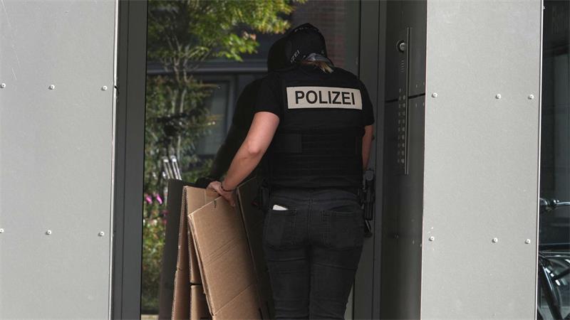 In Berlin tragen Polizisten leere Umzugskartons in ein Gebäude. Unter der Adresse ist laut Handelsregister eine Vermögensverwaltungsgesellschaft eingetragen, als persönlich haftender Gesellschafter wird dort Ex-BND-Präsident August Hanning geführt.