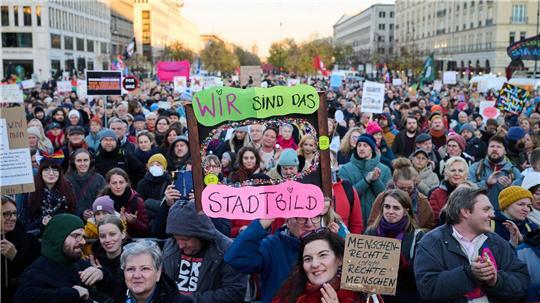 In Berlin und Kiel sind Demonstrationen zu den Merz-Äußerungen geplant.
