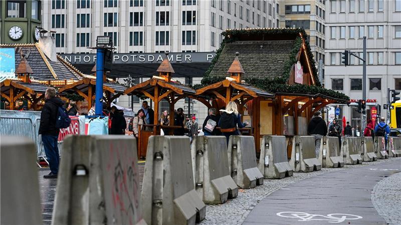 Beton, Kameras, Verbote: Wie sicher sind Weihnachtsmärkte? In Berlin und den anderen deutschen Städten werden die Weihnachtsmärkte mit Sperrelementen gesichert.