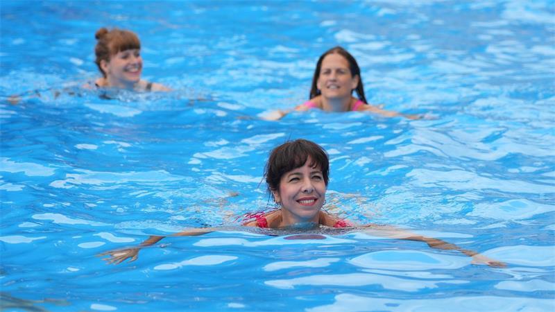 Planschen fürs Volk: Berliner Volksbühne wird zum Freibad In Berlin wird im September gewählt. Die Spitzenkandidatin der Linken, Elif Eralp, ging auch vor der Volksbühne baden.