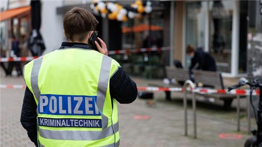 In Bielefeld fahndet die Polizei mit Namen und Fotos nach zwei mutmaßlichen Schützen.