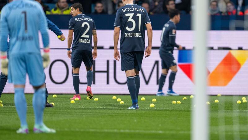 Unterbrechungen und viel Frust: Investoren-Deal im Fan-Fokus In Bochum flogen aus Protest Tennisbälle auf den Rasen.