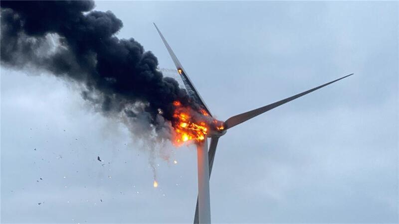 Windkraftanlage brennt über Nacht in Drochtersermoor In Brake-Süderfeld ist dieses Windrad in Brand geraten.