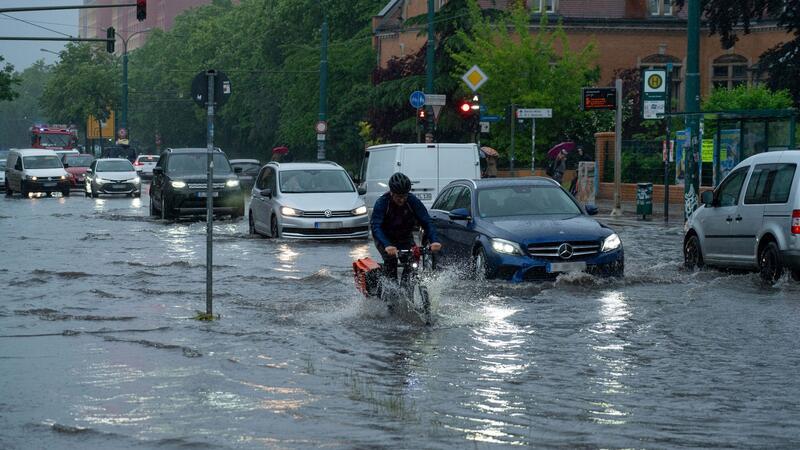 Schauer und Starkregen in Teilen Deutschlands erwartet In Brandenburg gab es überschwemmte Straßen, vollgelaufene Keller und abgebrochene Äste - das Unwetter verlief allerdings glimpflich.