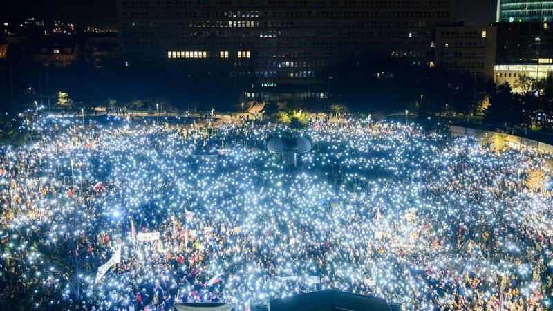 Bilder des Tages In Bratislava protestieren Menschen gegen die Pläne der slowakischen Regierung, die öffentlich-rechtliche Rundfunkanstalt RTVS aufzulösen.
