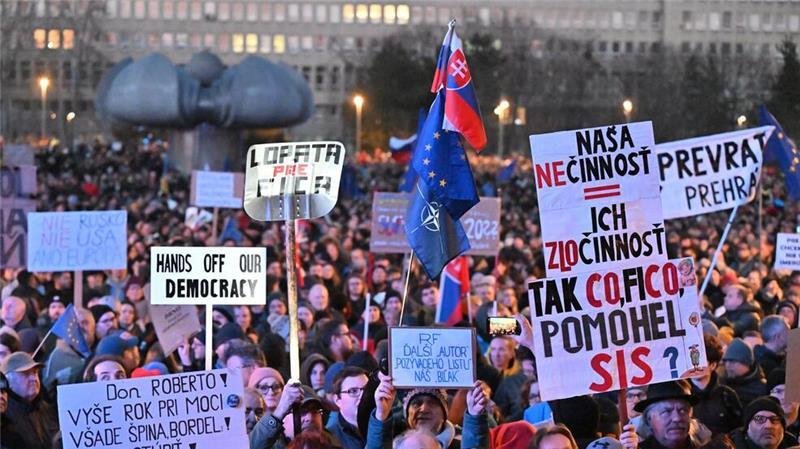 Zehntausende demonstrieren in der Slowakei gegen Regierung In Bratislava sollen sich 60.000 Menschen versammelt haben.