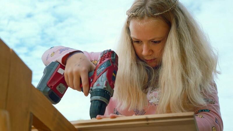 Dokumentarfilm: Wie ein Dorf sich selbst wieder belebt In Bratsch lernen die Kinder überall da, wo es das Dorf hergibt.