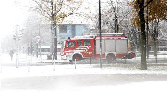 In Bremen blieb der Schnee am Vormittag liegen und sorgte auch für Einsätze der Feuerwehr.