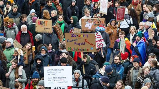 In Bremen demonstrierten laut Polizei zeitweise etwa 16.500 Menschen.