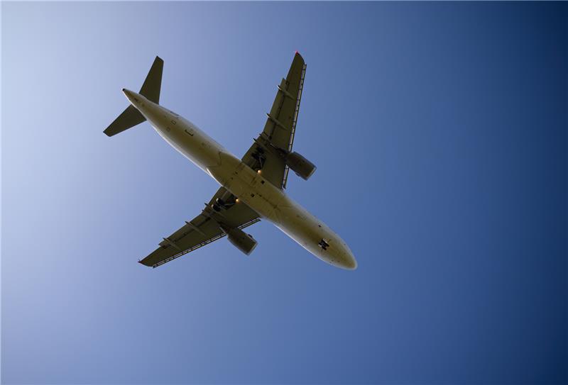 In Bremen haben Unbekannte einen Piloten beim Landeanflug geblendet (Symbolbild) Foto: Robert Michael/dpa