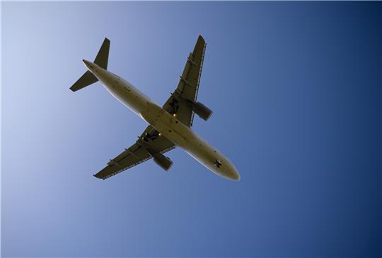In Bremen haben Unbekannte einen Piloten beim Landeanflug geblendet (Symbolbild) Foto: Robert Michael/dpa