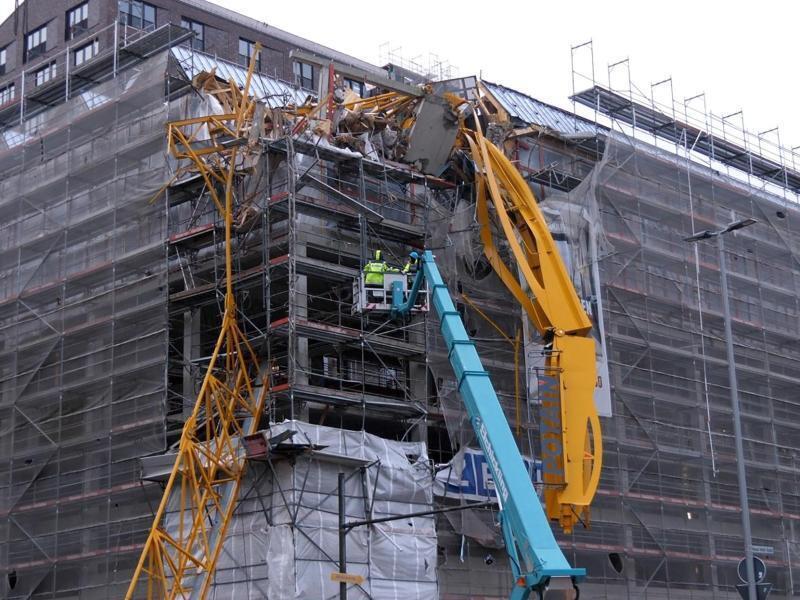 In Bremen ist ein 55 Meter hoher Baukran auf den Rohbau eines Bürogebäudes gestürzt. Foto: Jörn Hüneke/dpa