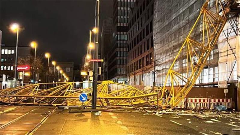In Bremen ist ein Kran umgestürzt. Foto: Privat