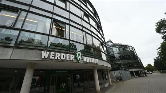 In Bremen ist in der Nacht eine Treppe vor dem Weserstadion grün und weiß besprüht worden. (Symbolbild)
