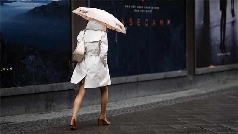 In Bremen und Niedersachsen sollten die Menschen am Wochenende weiter einen Regenschirm parat halten. (Symbolbild)