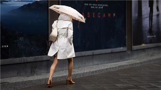 In Bremen und Niedersachsen sollten die Menschen am Wochenende weiter einen Regenschirm parat halten. (Symbolbild)